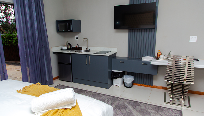 images/Product/king_suite_pool_1.jpg
